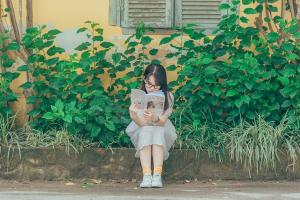 Niña leyendo