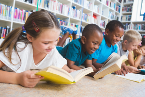Estudiantes leyendo